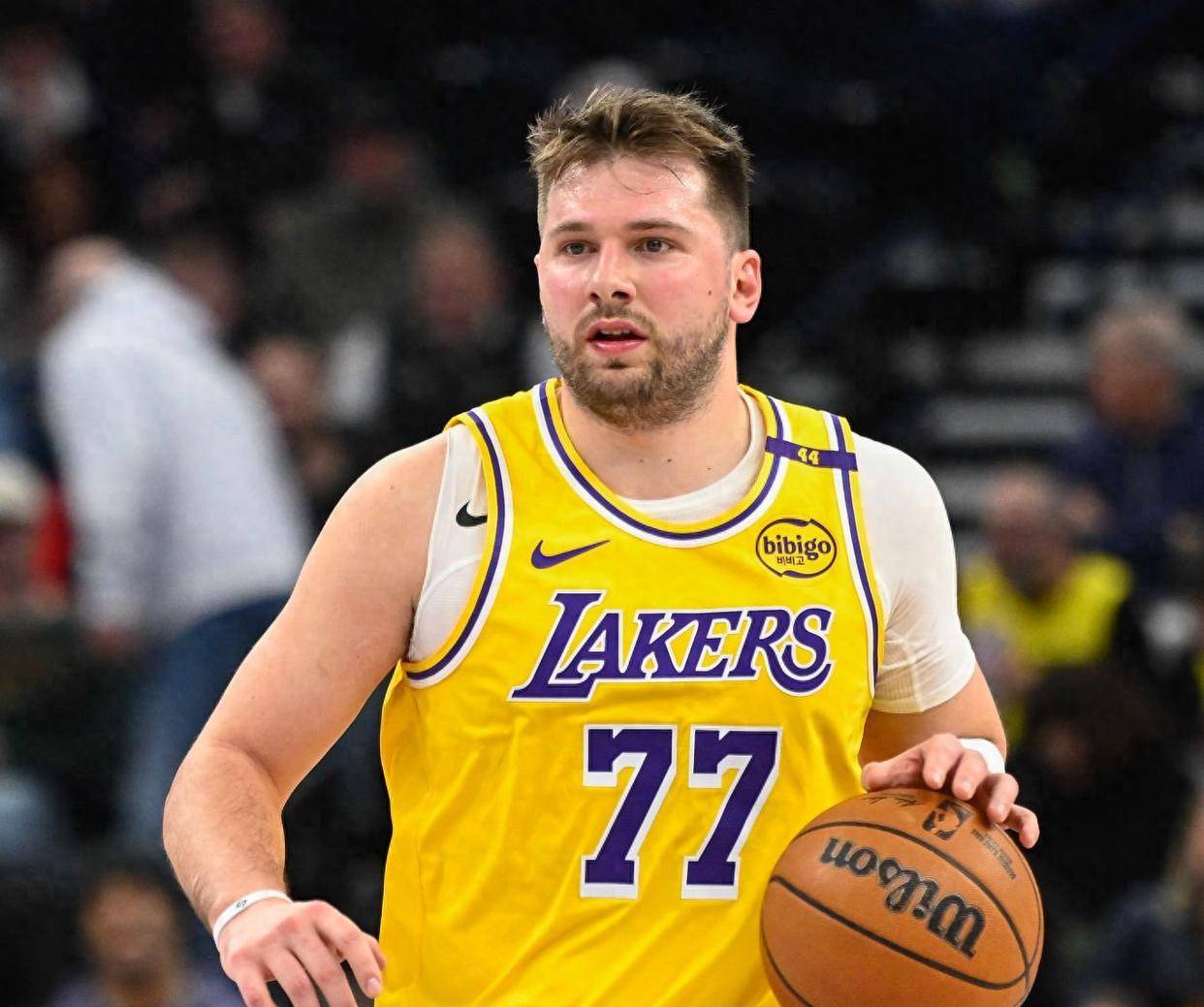 STAR SPORTS-东契奇重返赛场，出色防守首场状态出色，巴黎圣日耳曼观众沸腾！