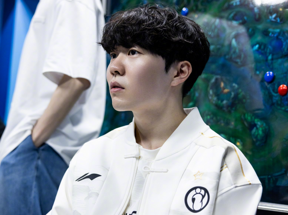 星空体育-Rookie回归赛场，惊险取胜首场状态亮眼，G2观众沸腾！的简单介绍